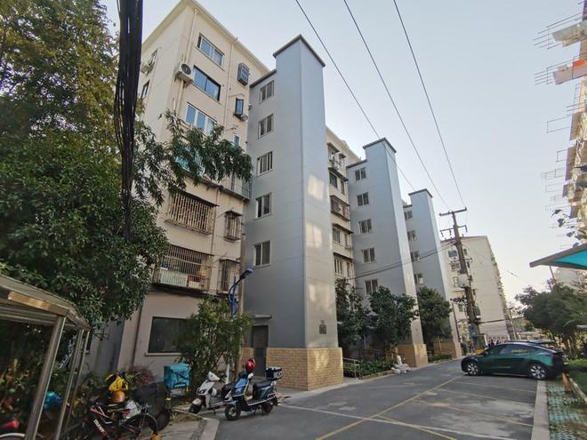 因保洁费和物业说不拢小区4台加装电梯被闭停“加梯托管”若何破局？威廉希尔williamhill(图1)