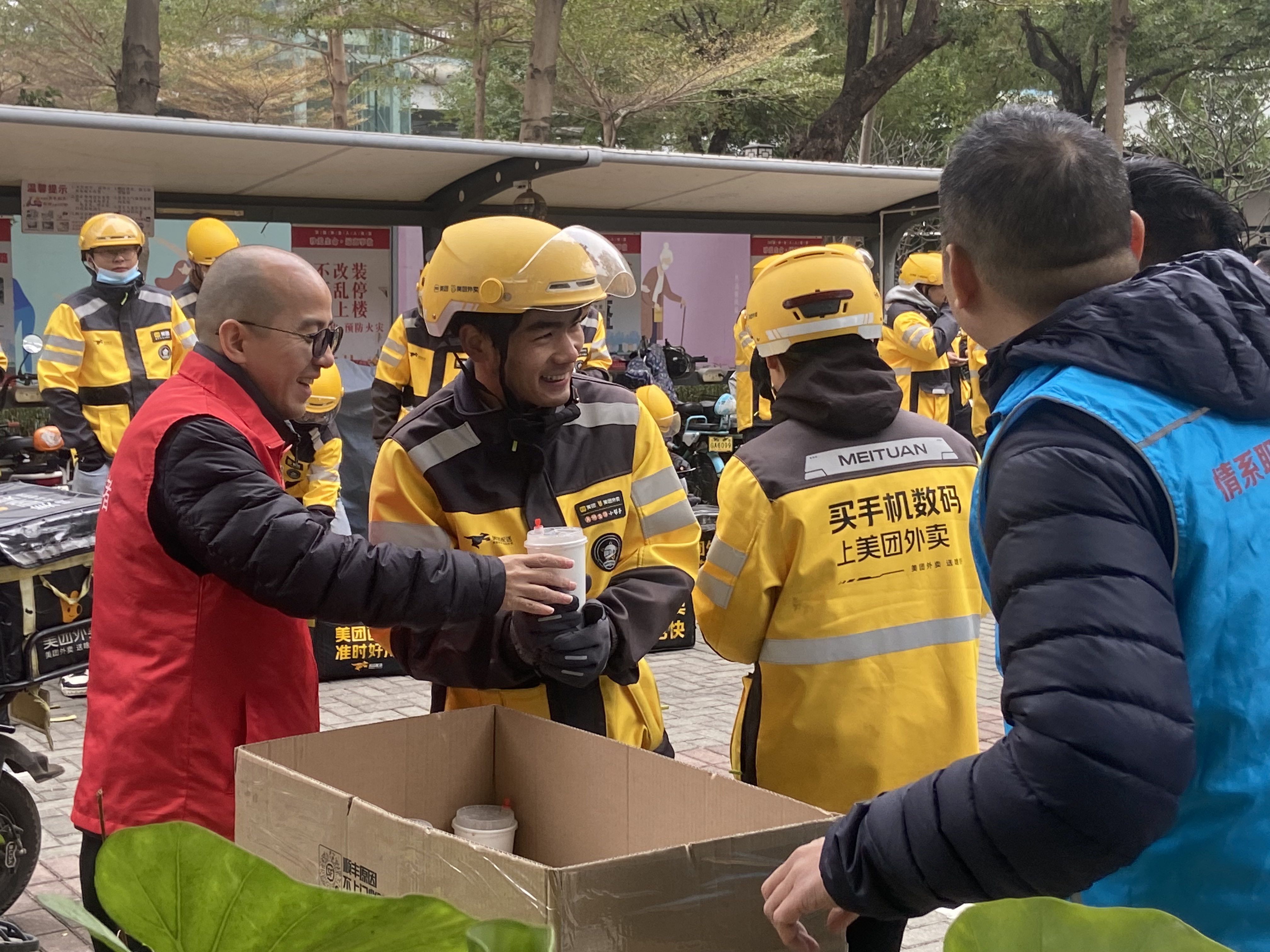 情暖新业态劳动者！深圳龙岗区龙城街道展开冬日送粥举止威廉希尔williamhill(图2)