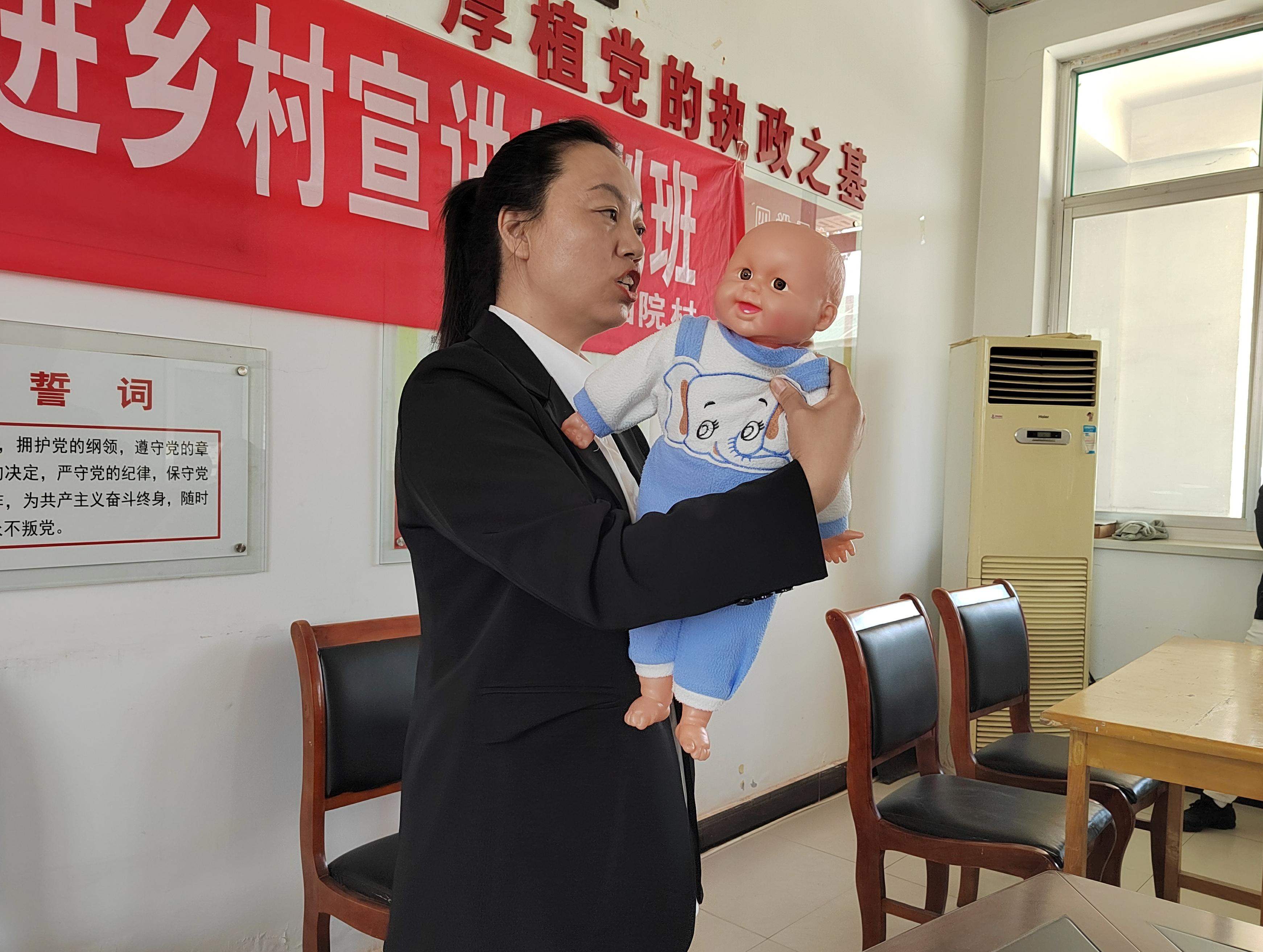 河威廉希尔williamhill北遷安：巾幗家政宣講拓寬婦女就業道(图2)