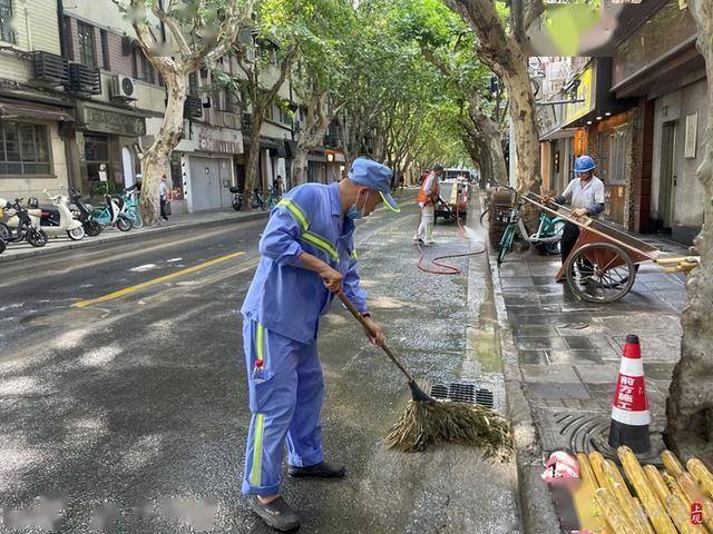 保洁阿姨在高校厕所休息威廉希尔入口吃饭大学生心酸：我们老了也会这样吗？(图1)