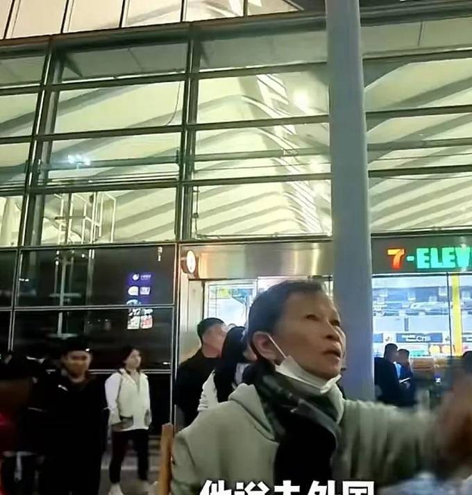 香港保洁大妈批内地游客来港看演唱会华而不实：我薪水3万一个月都不看演唱会大陆3000一个月威廉希尔官网都(图3)