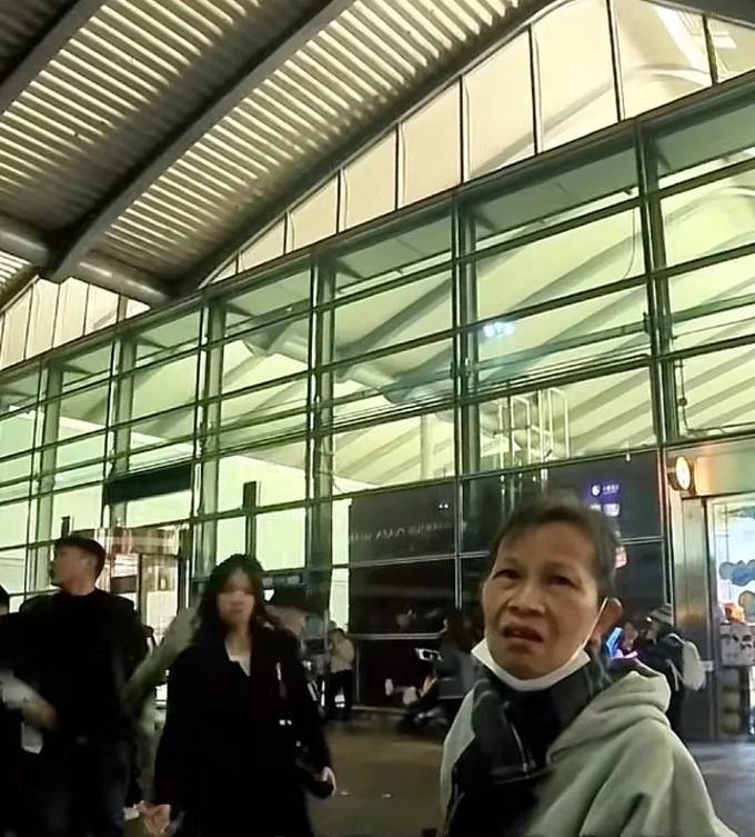香港保洁大妈批内地游客来港看演唱会华而不实：我薪水3万一个月都不看演唱会大陆3000一个月威廉希尔官网都(图4)