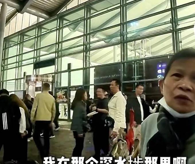 香港保洁大妈批内地游客来港看演唱会华而不实：我薪水3万一个月都不看演唱会大陆3000一个月威廉希尔官网都(图6)