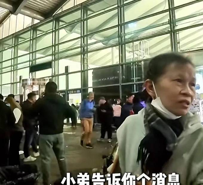 香港保洁大妈批内地游客来港看演唱会华而不实：我薪水3万一个月都不看演唱会大陆3000一个月威廉希尔官网都(图5)