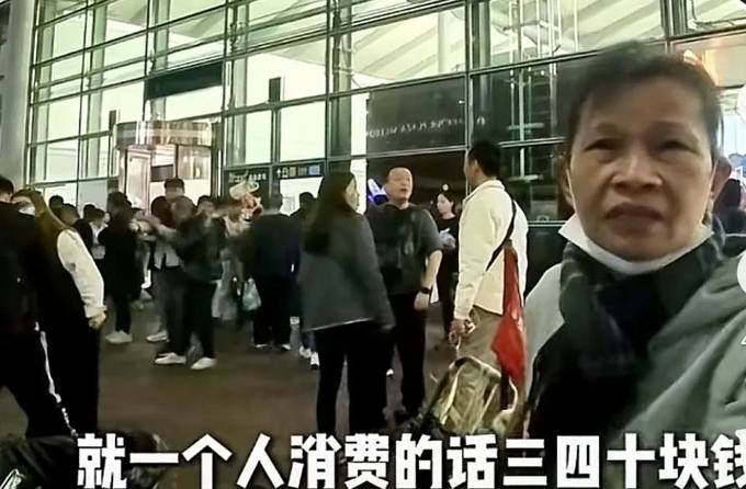 香港保洁大妈批内地游客来港看演唱会华而不实：我薪水3万一个月都不看演唱会大陆3000一个月威廉希尔官网都(图7)
