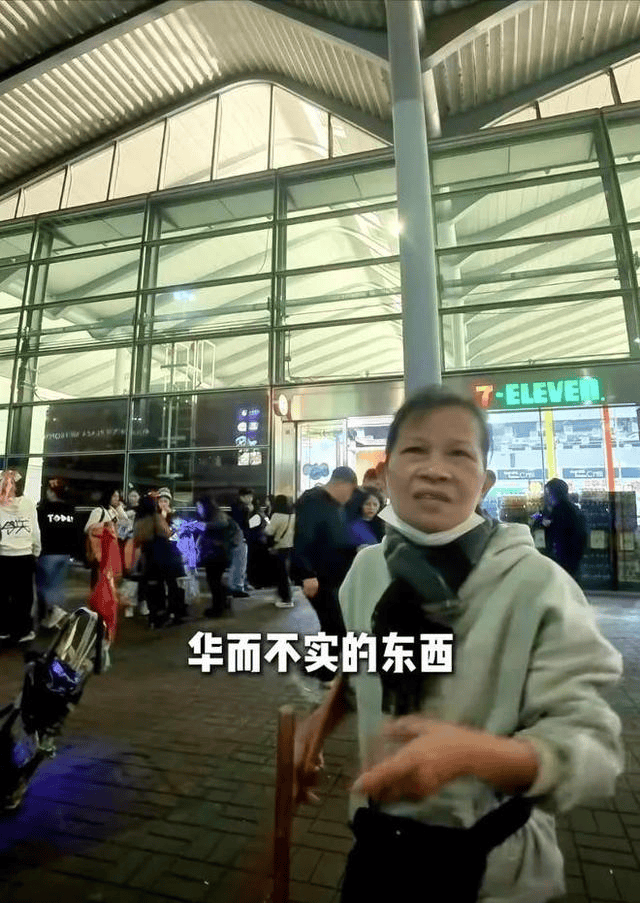 香港保洁大妈批内地游客来港看演唱会华而不实：我薪水3万一个月都不看演唱会大陆3000一个月威廉希尔官网都(图9)