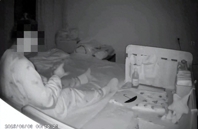 月嫂猛摇宝宝脑袋？月子中心回应 宝妈怒讨说法(图1)