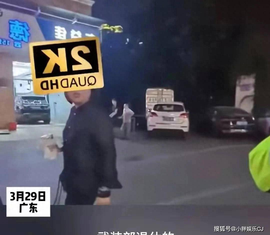 保洁大妈冒称正军级当街呵斥执法人员警方介入大妈摊上事了(图1)