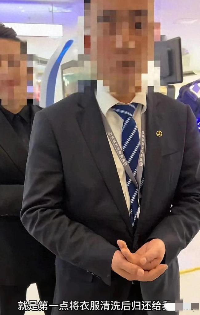 男子商场上厕所被保洁溅一身排泄物 管理方处理引争议(图1)