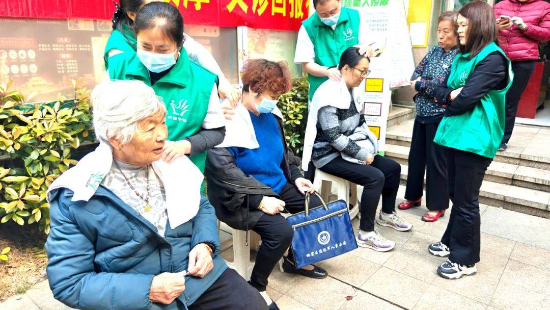 威廉希尔下载【妇联】快易洁家政宁姐月嫂唐山路社区工作站参加世茂滨江社区志愿服务(图1)