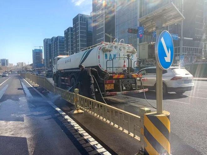 济南高新区开展春季道路“深度保洁”专项行动 实现城区环境卫生“大提升”威廉希尔网址(图2)