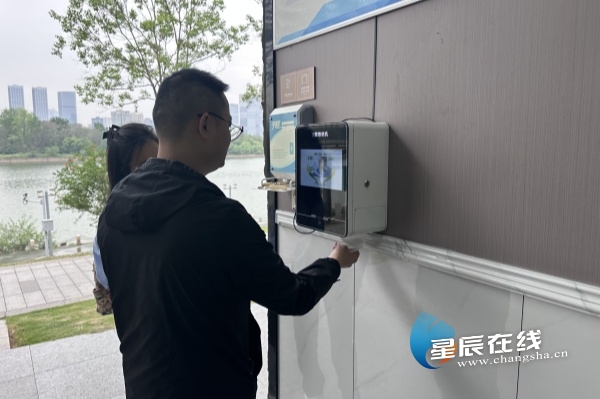 从“方便之处”体现文明高度 长沙公厕保洁威廉希尔入口专项行动打造民生“微幸福”(图2)