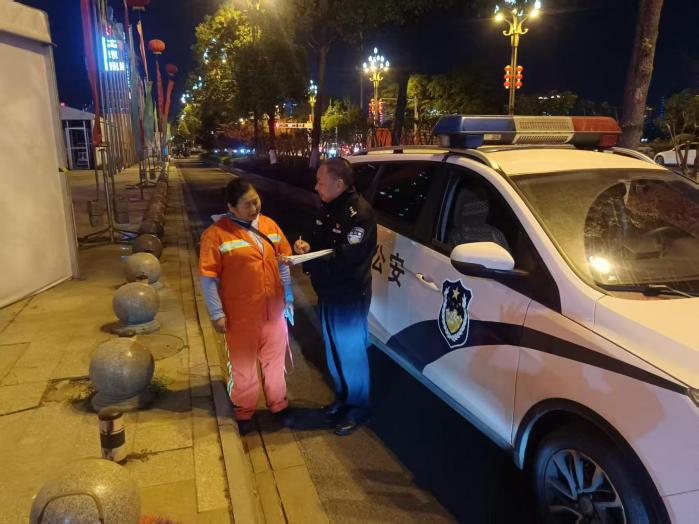 威廉希尔平台环卫橙点亮回家路：一场跨越暮色的暖心守护