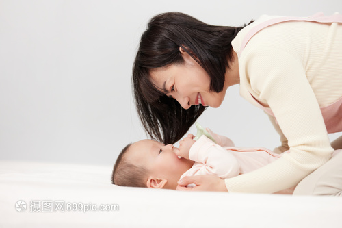 林允回应明星月嫂晒照坚决造黄谣