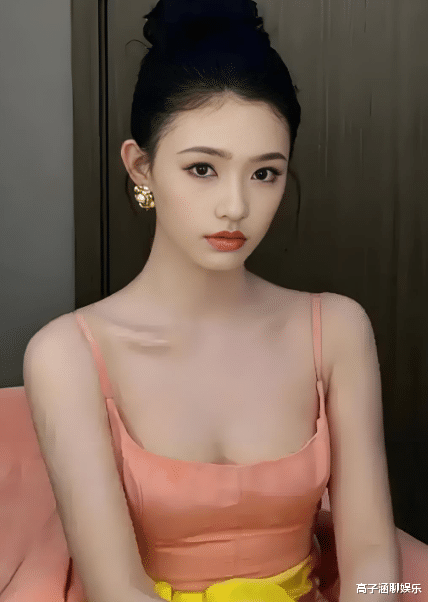 月嫂发文辟谣照顾林允月子：只是在朋友家做客合影而已(图2)