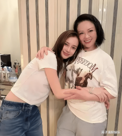 月嫂发文辟谣照顾林允月子：只是在朋友家做客合影而已(图3)