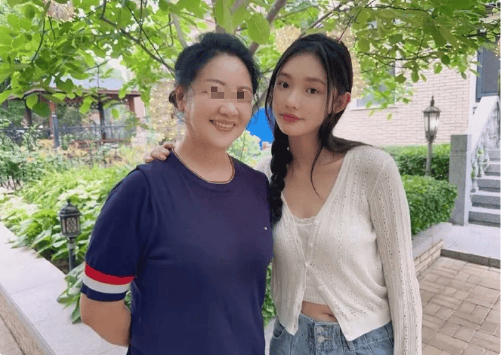 月嫂合影引发怀孕疑云：林允这波被造谣也太冤了吧