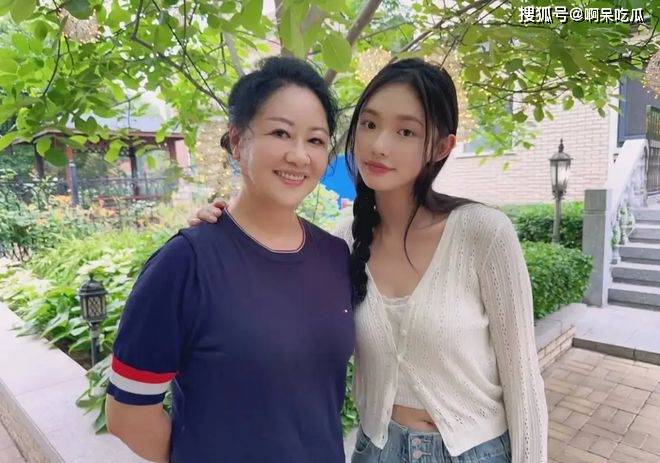 月嫂晒与林允合照网友猜测已生娃黄小蕾神回复击破谣言(图2)