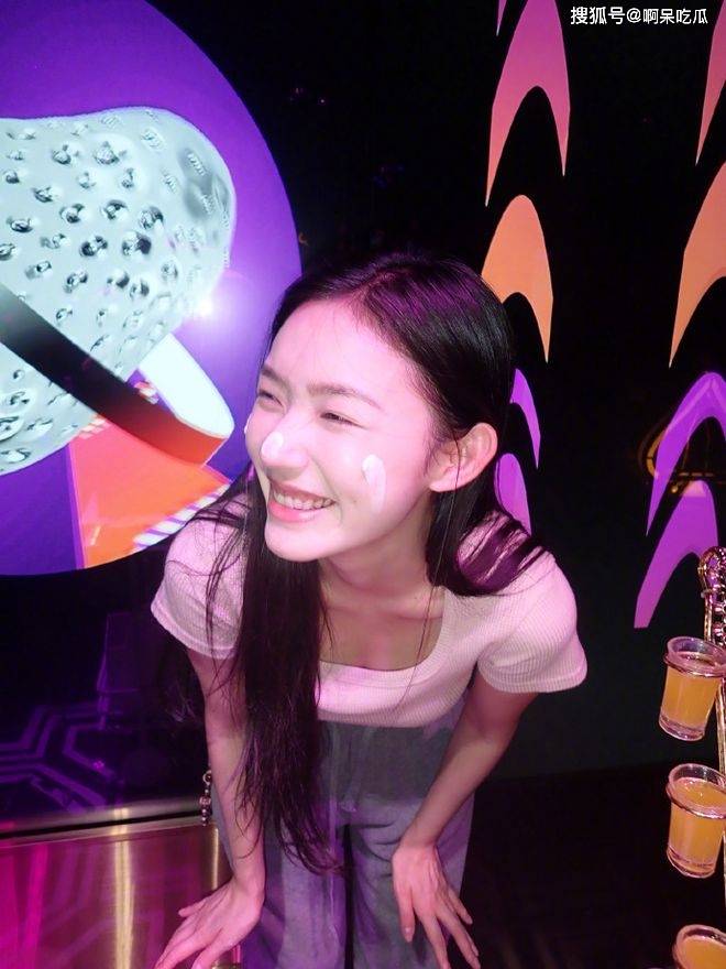 月嫂晒与林允合照网友猜测已生娃黄小蕾神回复击破谣言(图3)