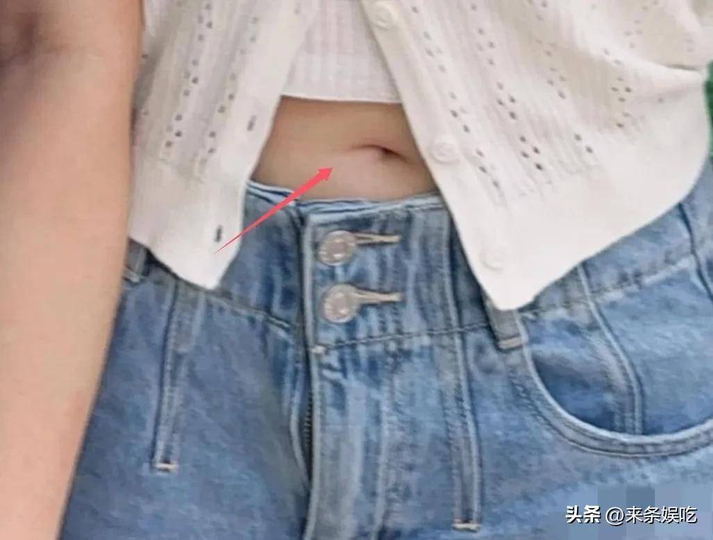 月嫂晒林允合影小腹与肚脐成焦点知情人揭真相本人回应(图3)