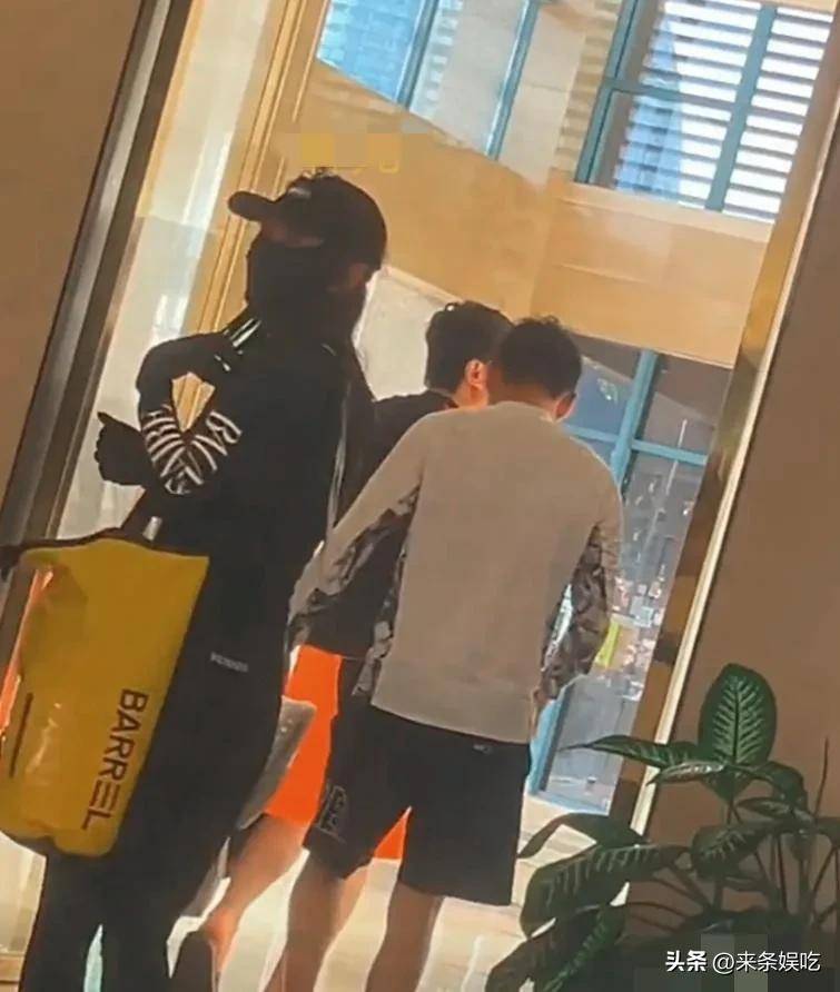 月嫂晒林允合影小腹与肚脐成焦点知情人揭真相本人回应(图6)