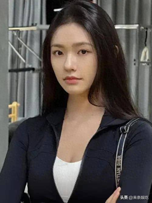 月嫂晒林允合影小腹与肚脐成焦点知情人揭真相本人回应(图8)