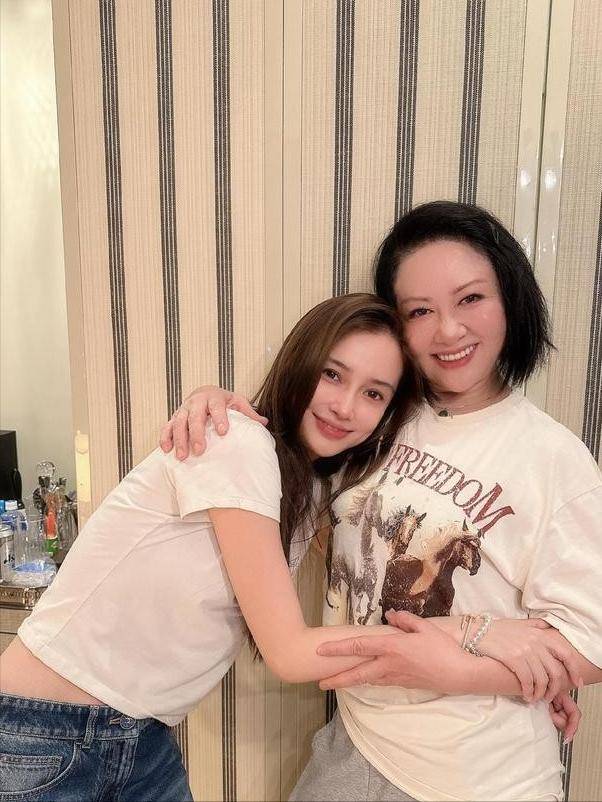 内娱又多一个私生子？月嫂晒和林允合照沈腾林允恋情再添实锤？(图4)
