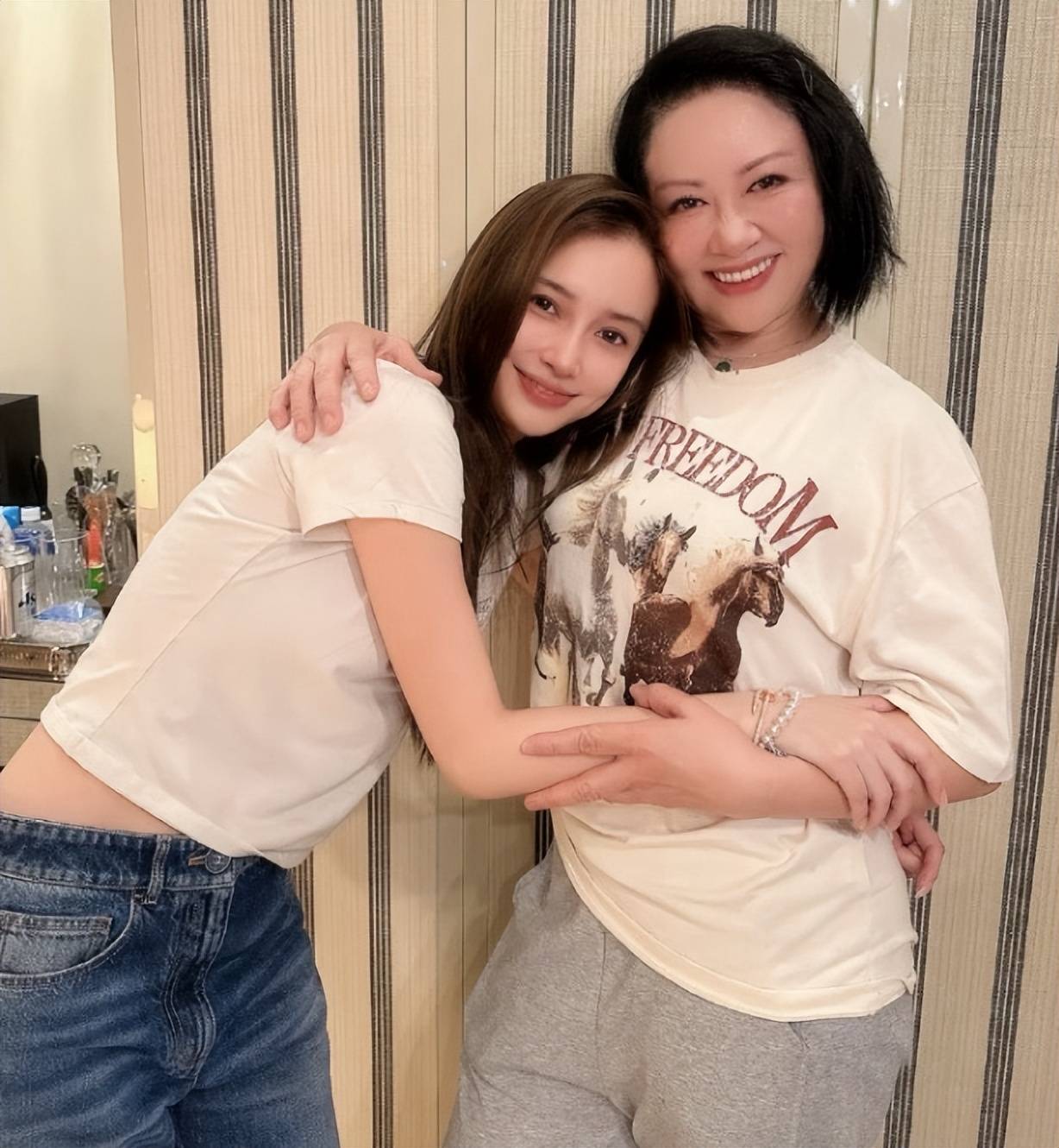 杨颖佟丽娅用过的月嫂晒照林允被怀疑生娃本人辟谣黄小蕾解释(图7)