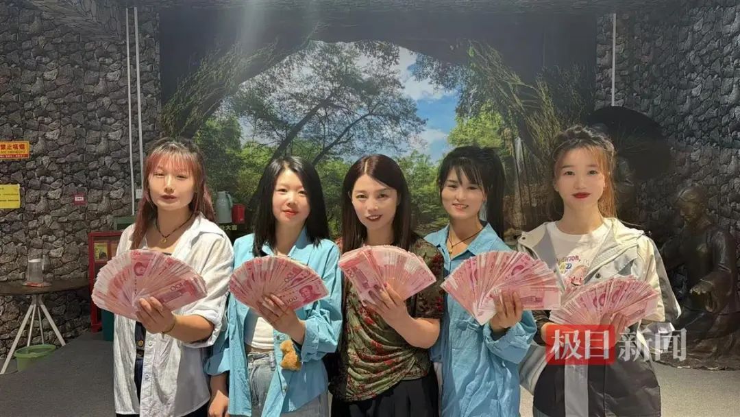 超市老板投资黄金赚近1000万元分给员工工作两年以上可分1万元包括做饭工保洁老板还是歌手最新回应：以后赚了还会继续分(图8)