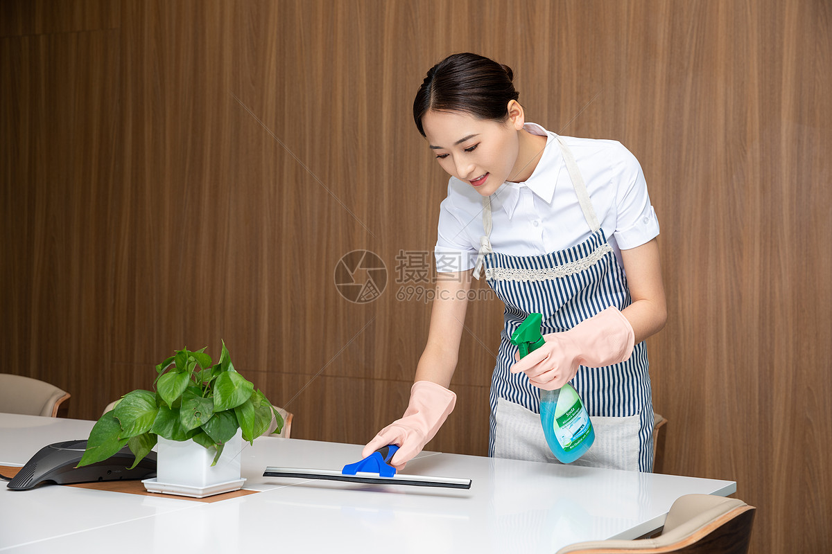 鼓励与装修家居等行业跨界威廉希尔平台融合促进家政服务消费扩容升级