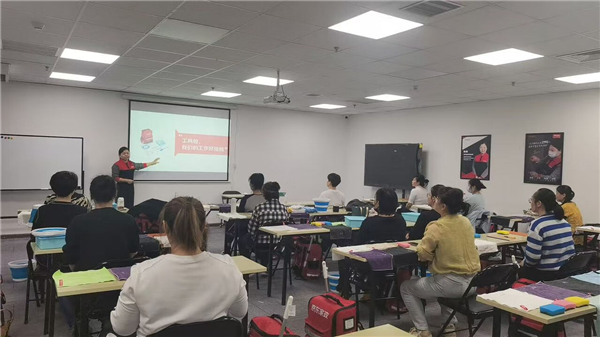 在京东干保洁月入15万 女子自豪：我成了大学生儿子的榜样