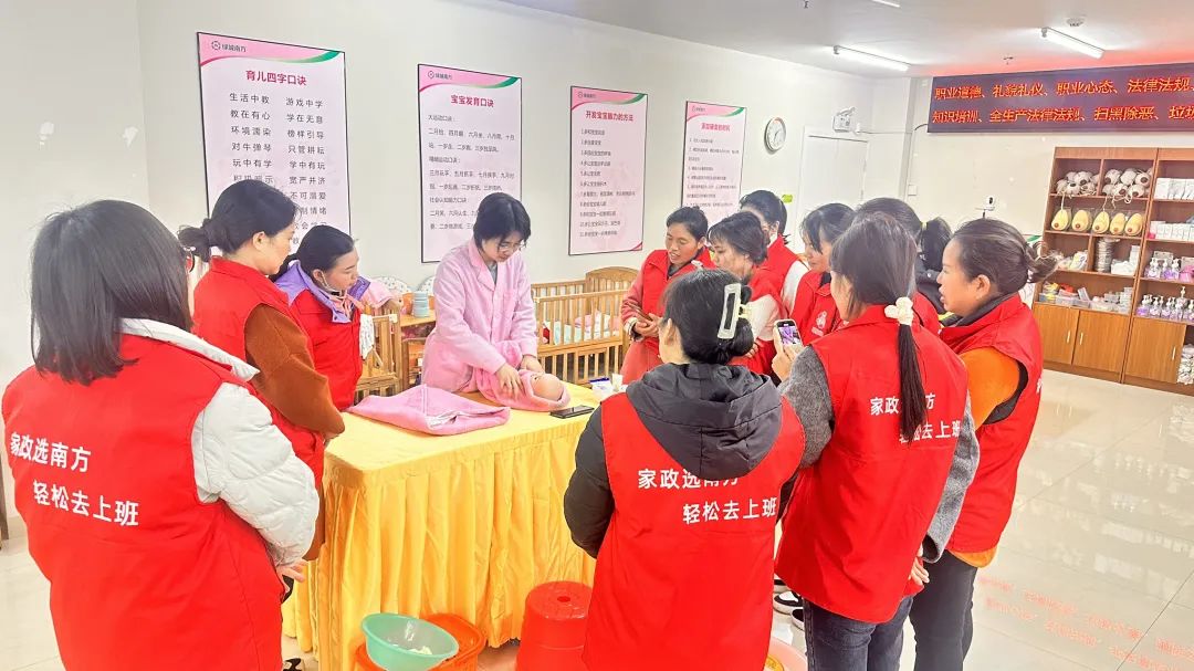 西乡塘区举办家政服务专场招聘会 以技能培训促就业 助力“一老一小”服务保障威廉希尔官网(图2)
